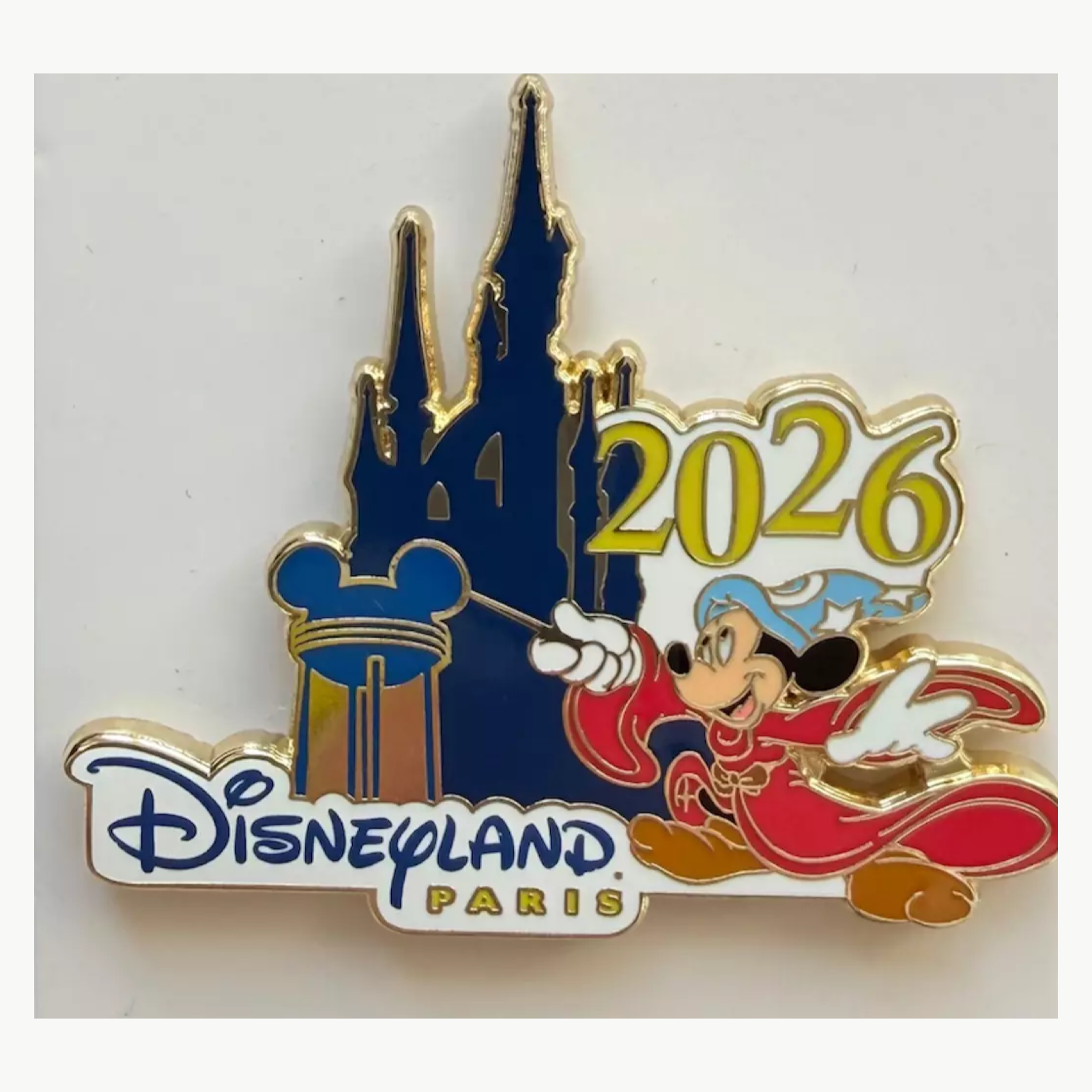 Détail du pin’s Château Mickey Sorcier 2026 – Disneyland Paris