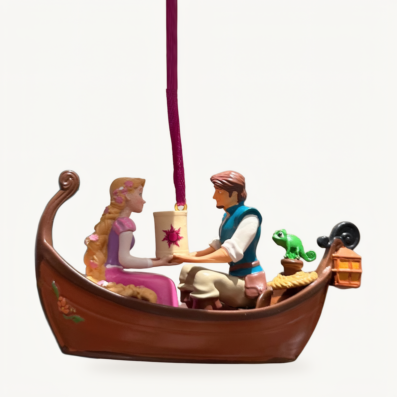 Ornement de Noël Raiponce, Flynn et Pascal en barque – Disneyland Paris – photo studio