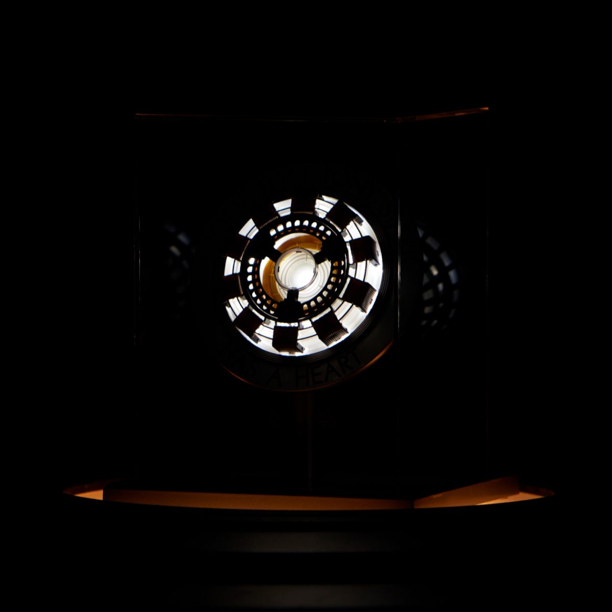 Réacteur Arc Iron Man Marvel illuminé