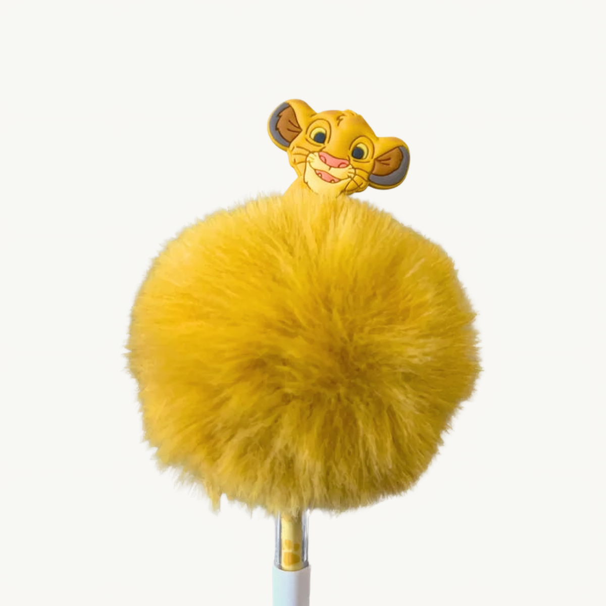 Stylo pompon Simba – Le Roi Lion | Disneyland Paris – photo studio – vue 2