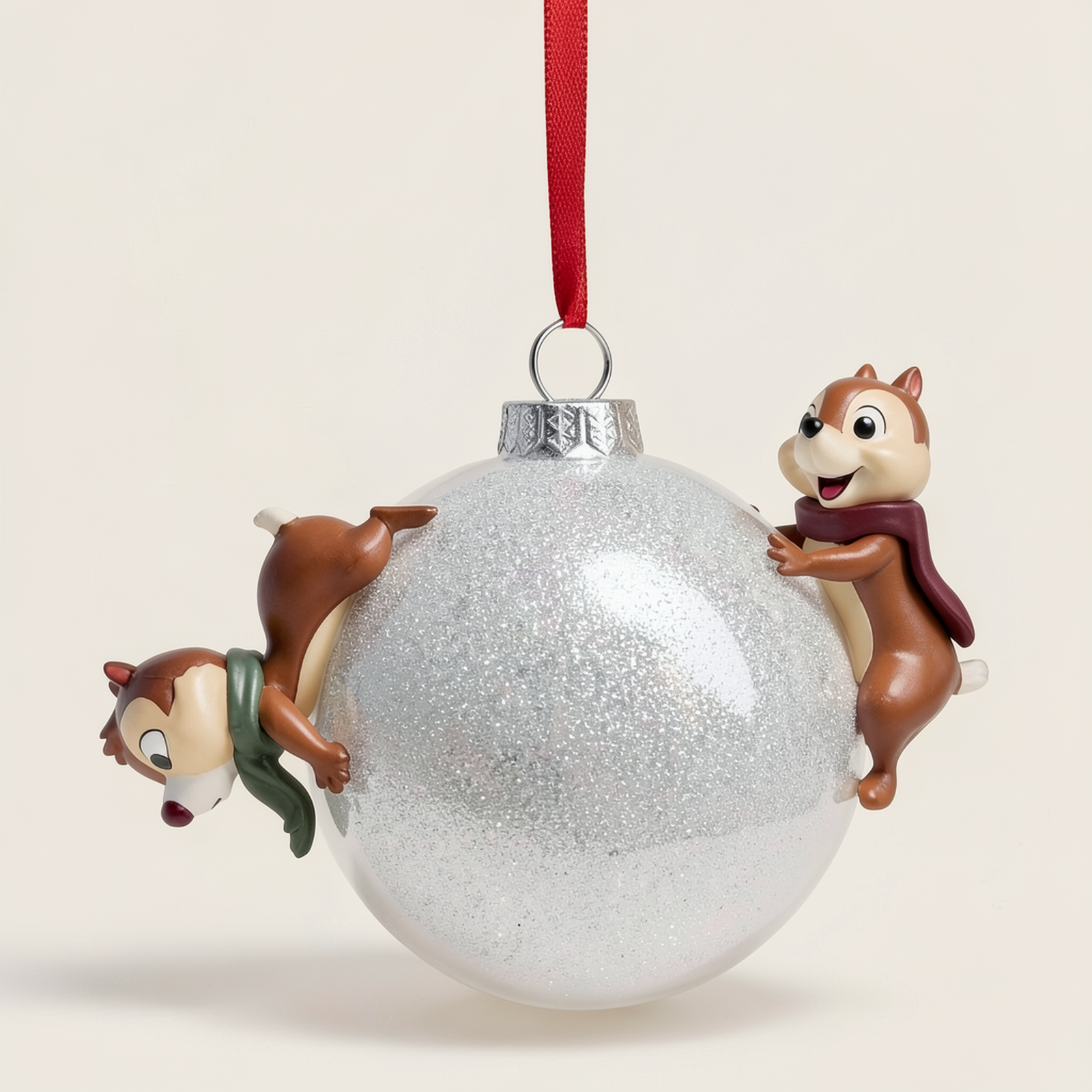 Ornement de Noël Tic et Tac dans une boule pailletée – Disneyland Paris – photo studio