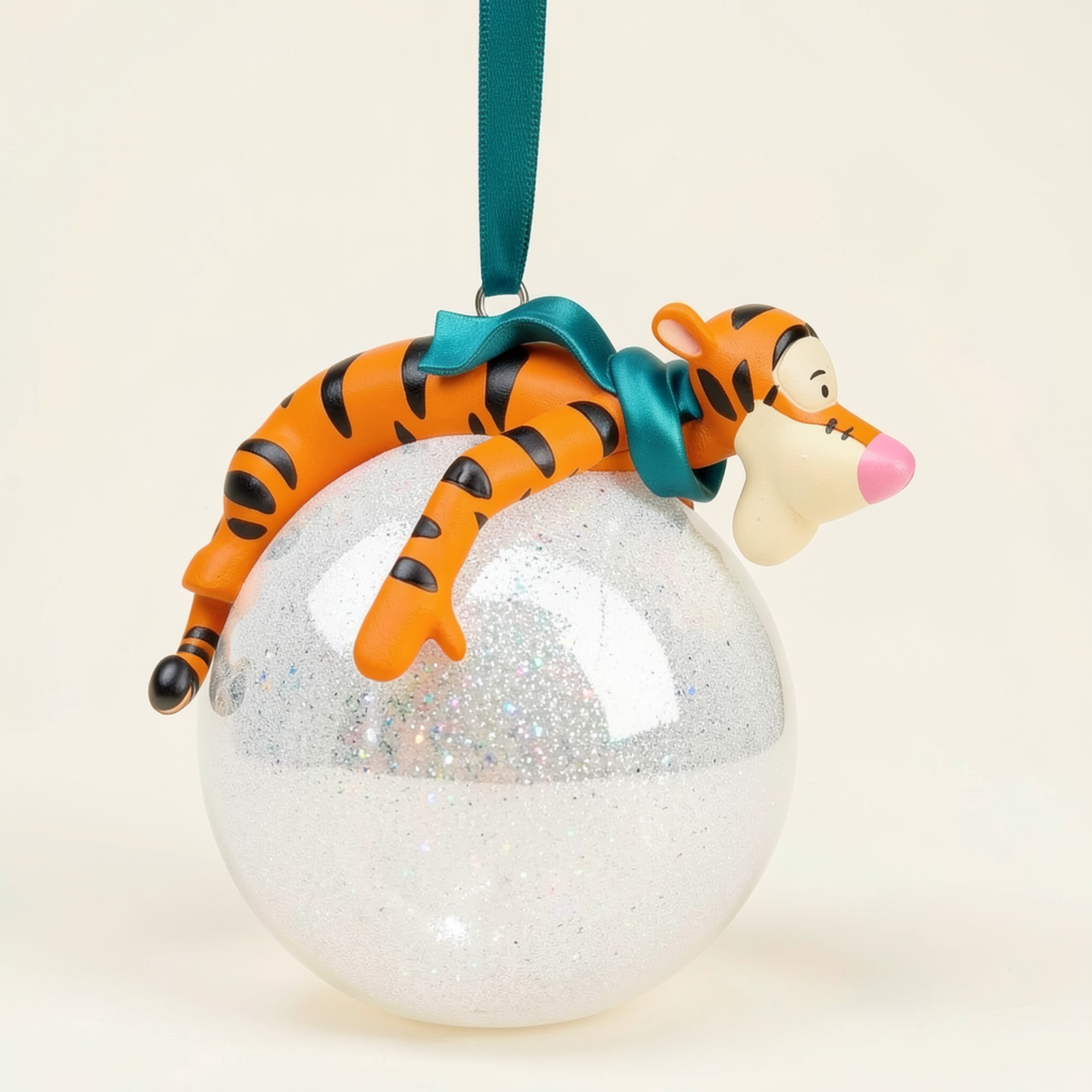 Ornement de Noël Tigrou – Disneyland Paris – photo studio – vue de profil