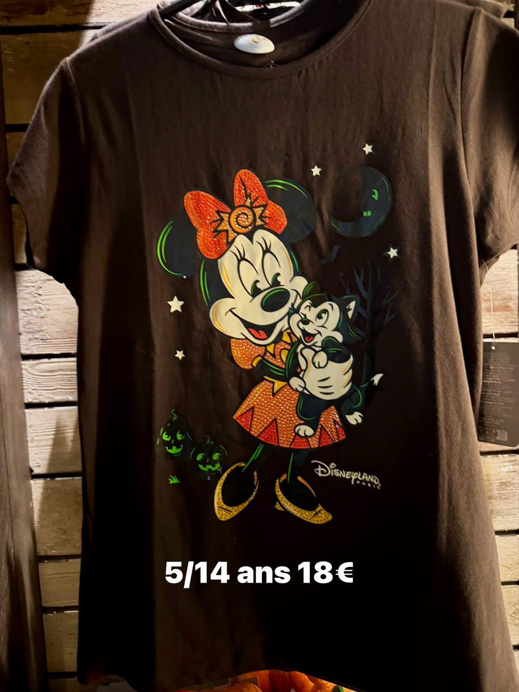 T-shirt enfant Halloween Minnie et Figaro à strass – Disneyland Paris – photo boutique indiquant 5 à 14 ans et 18 €