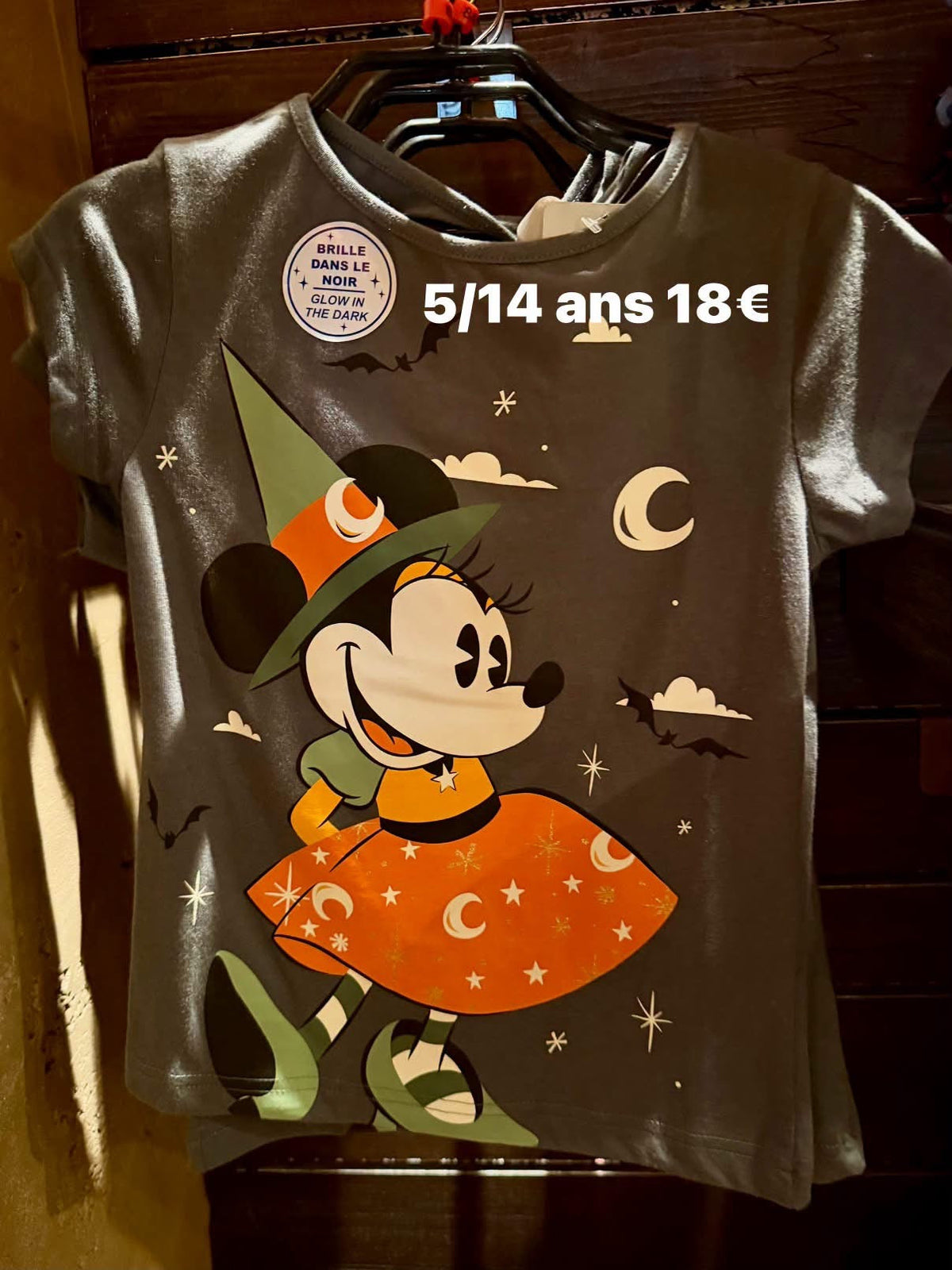 T-shirt enfant Minnie sorcière Halloween phosphorescent – Disneyland Paris – photo boutique avec mention glow in the dark